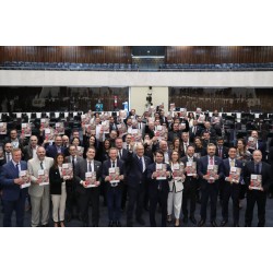 Cartilha que garante moradia digna a todos os paranaenses é lançada na Assembleia Legislativa